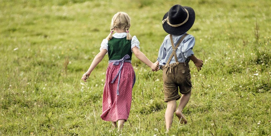 Kinder auf der Alm