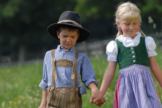 Kinder beim Spazieren im Sommerurlaub