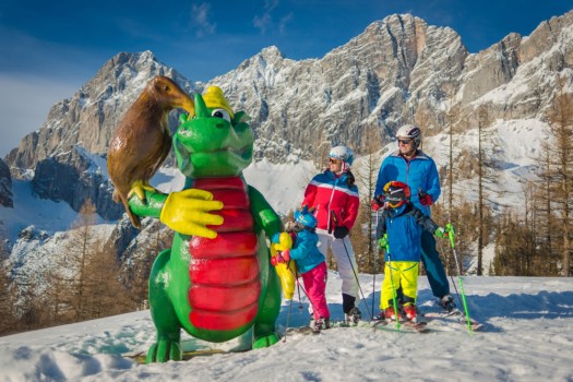 Familie beim Skifahren im Familienskigebiet