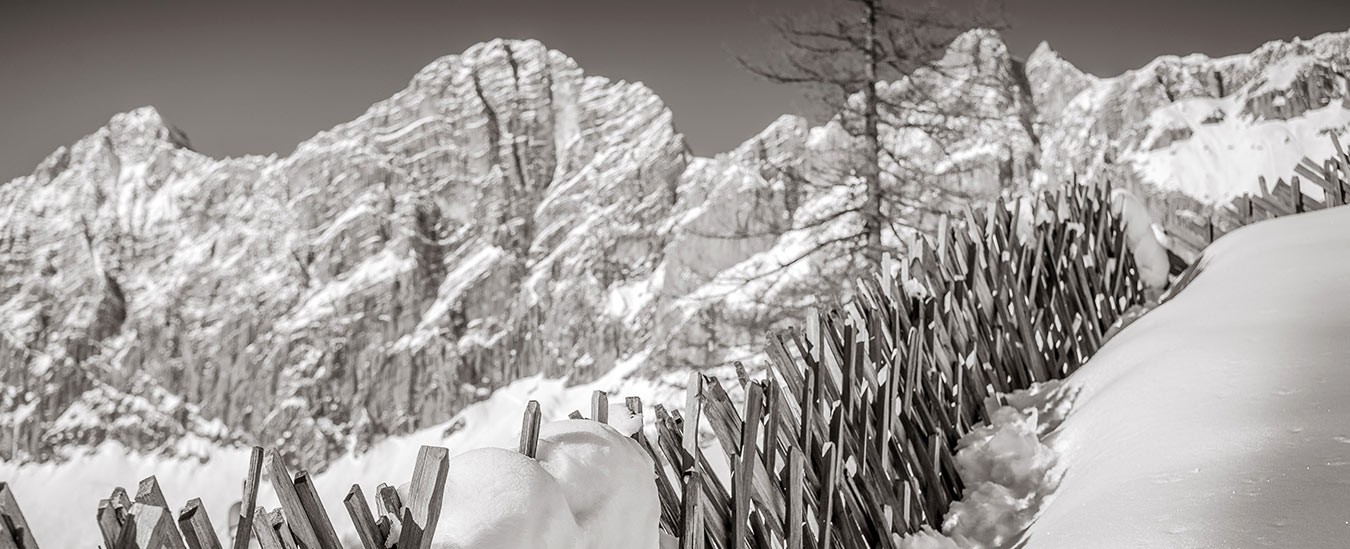 Tief verschneite Berge in Österreich