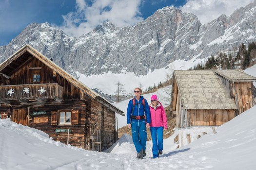 Winterwanderung durch die Winterlandschaft in Schladming-Dachstein